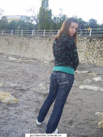 eu nu lipsescccc :hi: aidaa!!!     nice to mee2...sa va vad...;;)